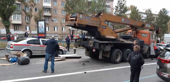В центре Киева кран без тормозов снёс 20 автомобилей — впечатляющие кадры (ФОТО, ВИДЕО) | Русская весна