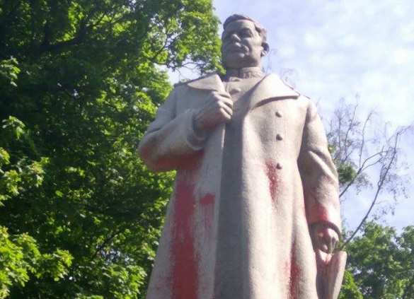 В Киеве вандалы облили краской памятник генералу Ватутину (ФОТО) | Русская весна