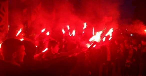 В Киеве радикалы пикетируют отделение «Сбербанка»: принесли залитую «кровью» карту Украины, зажгли фаеры (ФОТО, ВИДЕО) | Русская весна