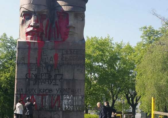 В Киеве экстремисты не смогли снести памятник чекистам и раскрасили его краской (ФОТО, ВИДЕО)  | Русская весна
