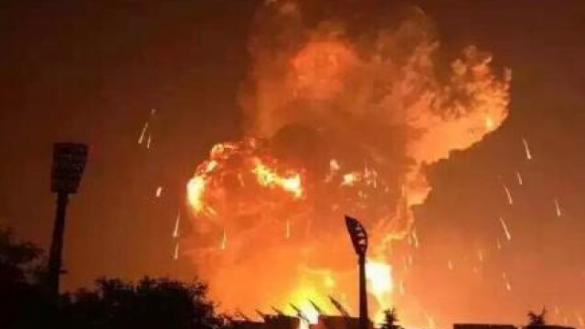В Китае прогремел мощнейший взрыв: огненный столб поднялся на сотни метров (ФОТО+ВИДЕО)) | Русская весна