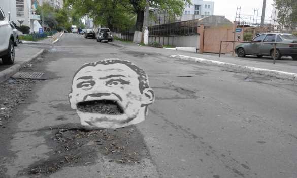 В Киеве яму на дороге превратили в голову Кличко (ФОТО) | Русская весна