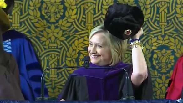 Не можешь победить, возглавь: Клинтон сдалась и надела шапку-ушанку (ВИДЕО) | Русская весна