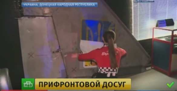 В Горловке интерьер ночного клуба украсили хвостом сбитого ополченцами украинского штурмовика — украинцы негодуют (ВИДЕО)  | Русская весна