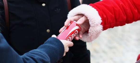 Зраде вопреки: киевляне выстроились на морозе в огромную очередь за бесплатной Coca-Cola (ФОТО) | Русская весна