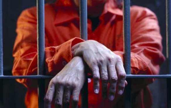 Зек-дебошир, оскорблявший женщин и стариков у луганского бассейна, пытается перевернуть всё с ног на голову (ВИДЕО) | Русская весна