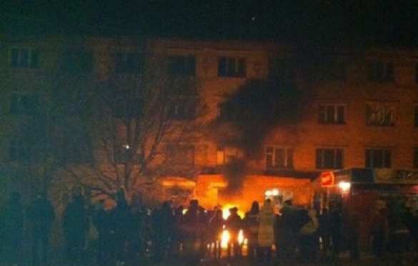 Бунт в Константиновке: горят казармы и техника ВСУ, перевернуты машины милиции, в город прибыли боевики карательных батальонов, им разрешено стрелять на поражение (ФОТО+ВИДЕО) | Русская весна