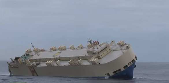 Захватывающие кадры буксировки тонущего судна в Атлантическом океане (ВИДЕО) | Русская весна