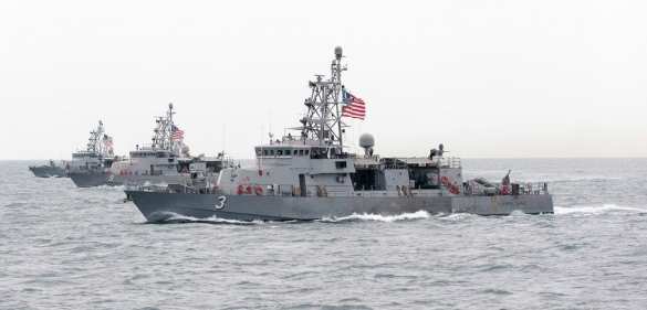 Американский корабль открыл огонь по иранским катерам | Русская весна