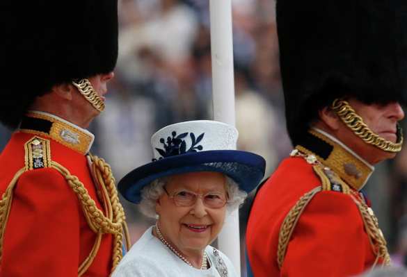 Охранник чуть не застрелил английскую королеву в Букингемском дворце | Русская весна