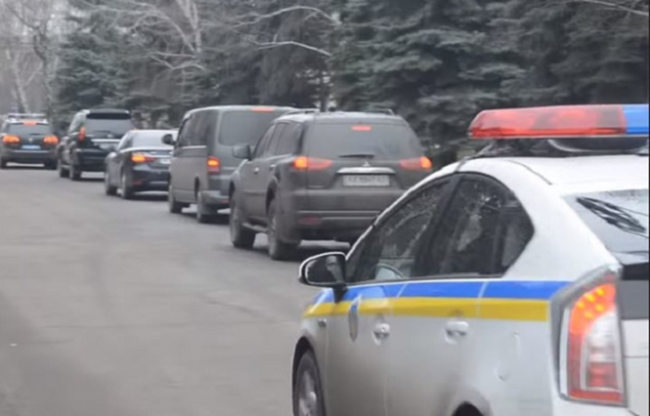 С банкета на Банковую: кортеж Порошенко несется в Киев (ВИДЕО) | Русская весна