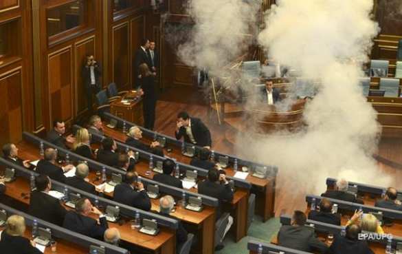 В зале парламента Косово взорвали газовую шашку (ВИДЕО) | Русская весна