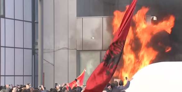 СРОЧНО: В Косово протестующие подожгли здание парламента (ВИДЕО) | Русская весна