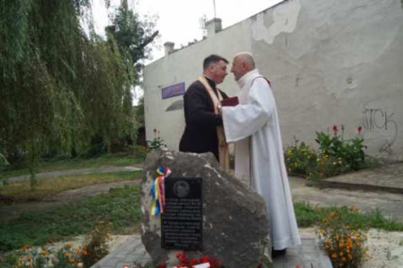 Под Львовом разбили памятную табличку польскому королю | Русская весна