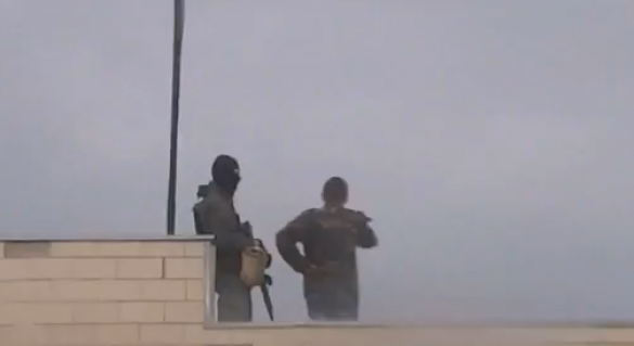 Видео подробности из Краматорска: при поддержке снайперов бойцы ополчения снова берут под контроль отдел милиции | Русская весна