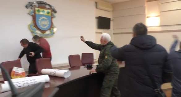 Во время потасовки в Краматорском горсовете на чиновников распылили слезоточивый газ (ВИДЕО) | Русская весна