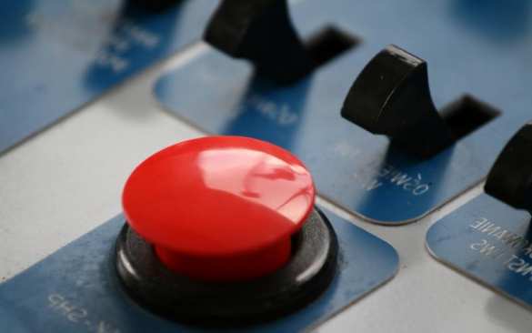 Кто первый нажмёт на кнопку? | Русская весна