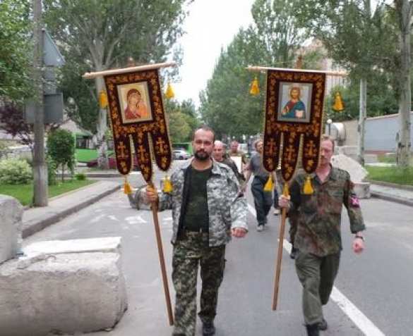По улицам Донецка, находящимся под обстрелом хунты, прошел Крестный ход, посвященный памяти Святых Царственных Мучеников По улицам Донецка, находящимся под обстрелом хунты, прошел Крестный ход, посвященный памяти Святых Царственных Мучеников (видео) | Русская весна