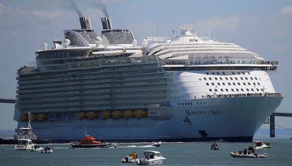 В Испании столкнулись океанский лайнер и паром (ВИДЕО) | Русская весна