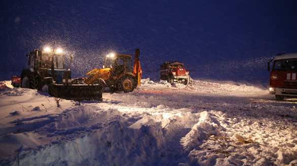 Поисковая операция на месте крушения Ан-148 на этапе завершения, обломки самолёта поднимут из воронки краном | Русская весна