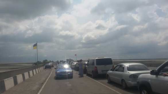 «Пять часов на таможне, особо не досматривали», — украинцам рассказали, как съездить в Крым на машине (ВИДЕО) | Русская весна