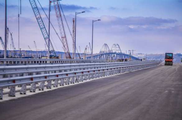 На Крымском мосту устанавливают ограждения и мачты освещения (ФОТО) | Русская весна