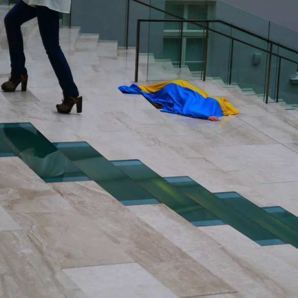 Украинский мир: голая украинская художница-лесбиянка разбила молотком скульптуры в Лондоне (ФОТО 18+) | Русская весна