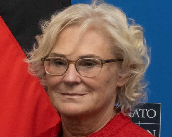 Министр обороны Германии ушла в отставку после череды скандалов | Русская весна