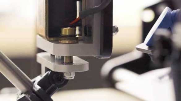 Робот-каллиграф способен подделать любую подпись (видео) | Русская весна