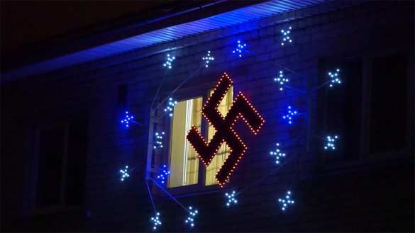 С Новым годом! Горящая свастика украсила дом в Латвии (ФОТО, ВИДЕО) | Русская весна