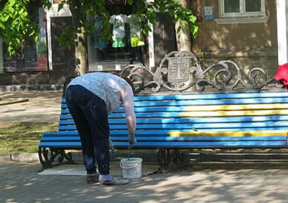 В Днепропетровске переименовывают улицы, а в Бердянске перекрашивают «патриотические лавочки» | Русская весна