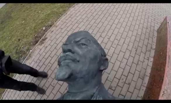 Бердянск: вооруженные националисты снесли памятник Ленину (ВИДЕО) | Русская весна