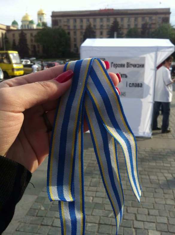 В Днепропетровске массово раздают серо-голубые «новые украинские георгиевские ленточки» | Русская весна