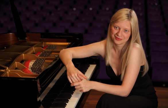 Несколько десятков тысяч человек посетили концерт-реквием пианистки Лисицы в Донецке (ВИДЕО) | Русская весна