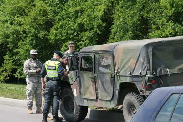 В Литве военные США на «Хаммере» врезались в легковушку, в которой ехали четыре девушки (ФОТО) | Русская весна