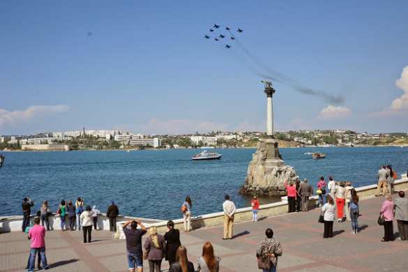 «Русские витязи» и «Стрижи» провели генеральную репетицию в небе над Севастополем | Русская весна