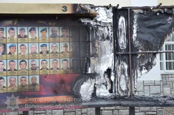 Знаки: в Луцке сгорел мемориал «погибшим за незалежность» (ФОТО) | Русская весна