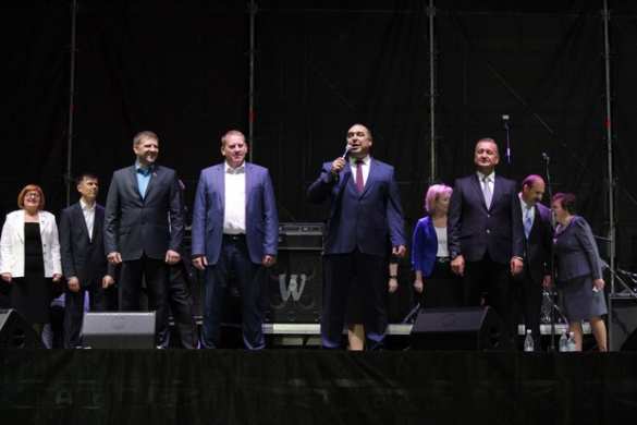 Артисты из РФ, ЛНР и Ирландии собрали тысячи человек на концерт в честь 220-летия Луганска (ФОТО+ВИДЕО) | Русская весна