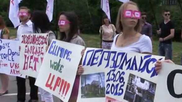 Жители Луганска пикетируют штаб-квартиру миссии ОБСЕ (ВИДЕО) | Русская весна