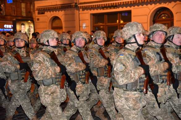 По улицам Львова прошли колонны вооруженных военных (ФОТО) | Русская весна