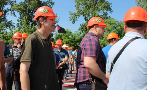 На Львовщине шахтёры перекрыли трассу на Польшу и грозят двинуть на Киев (ФОТО, ВИДЕО) | Русская весна