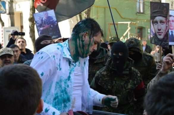 В Ивано-Франковске боевики «Правого сектора» посадили в мусорник начальника юстиции (ВИДЕО) | Русская весна