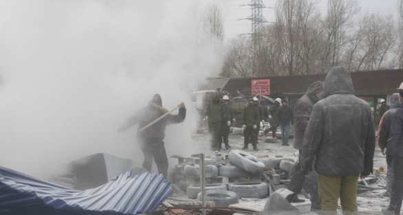 Массовые драки, баррикады и горящие шины: в Киеве сносят рынок (ФОТО, ВИДЕО) | Русская весна