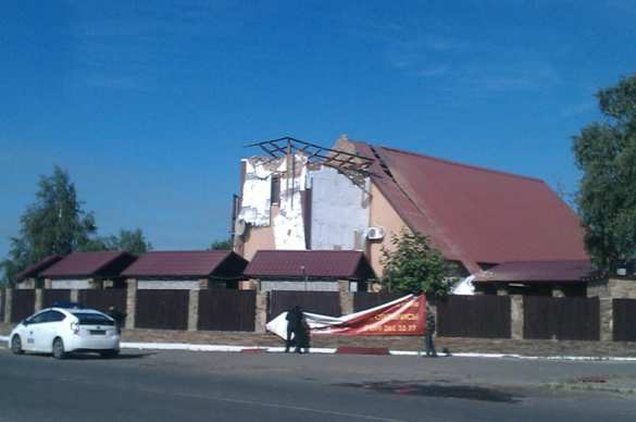 По жилым домам из крупного калибра: каратели отомстили жителям поселка Макарово под Луганском По жилым домам из крупного калибра: каратели отомстили жителям поселка Макарово под Луганском (видео) | Русская весна