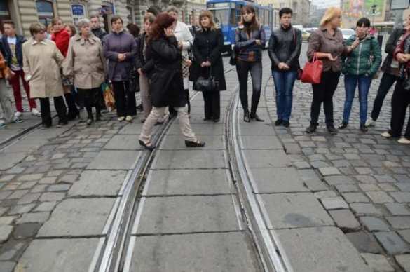 «Верните батальон из зоны АТО!» — в центре Львова родственники солдат перекрыли движение транспорта (видео) | Русская весна