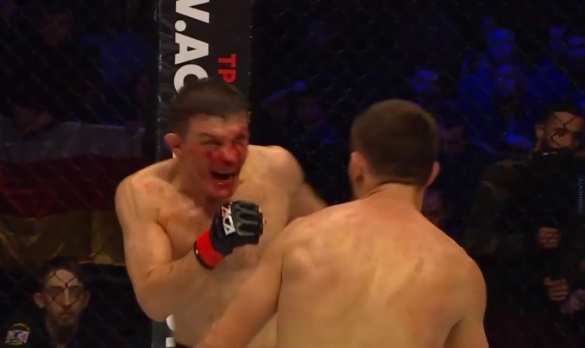 Российский боец ММА, сломав ногу в первом раунде, выстоял до конца боя (ВИДЕО) | Русская весна