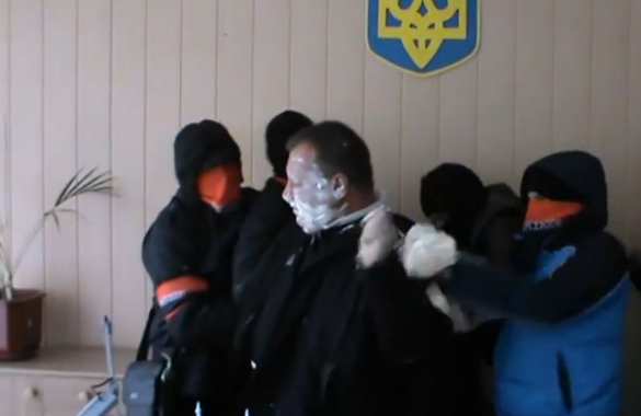 «Люстрация» маргарином: боевики «Правого сектора» напали на чиновника (видео) | Русская весна