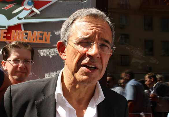 Французский сенатор не покупал футболку «OBAMA CHMO», но купит — корреспондент «Русской Весны» встретился с делегацией европарламентариев, посетивших Крым (ВИДЕО) | Русская весна