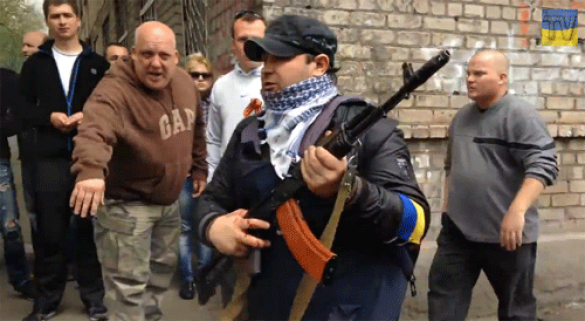 В Мариуполе действовали боевики-националисты в гражданской одежде с украинскими флагами (видео) | Русская весна
