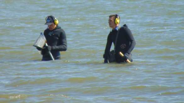 Отдыхающих на пляже оккупированного Мариуполя встревожили люди в черном, замеченные в море (ФОТОФАКТ) | Русская весна